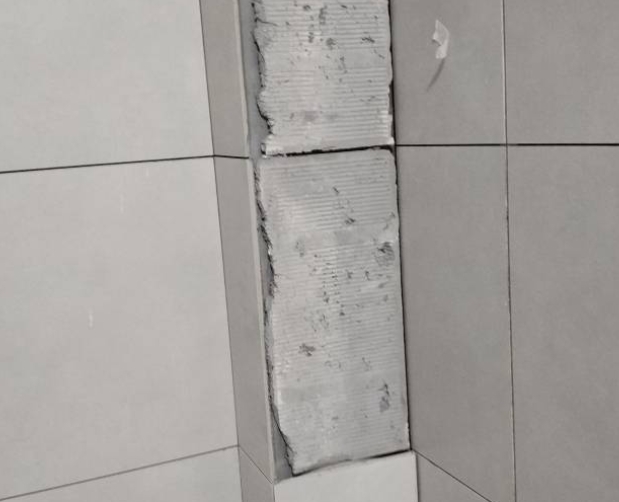 苍梧瓷砖空鼓维修公司分享下瓷砖施工前基层浇水润湿程度不足，可能导致以下问题